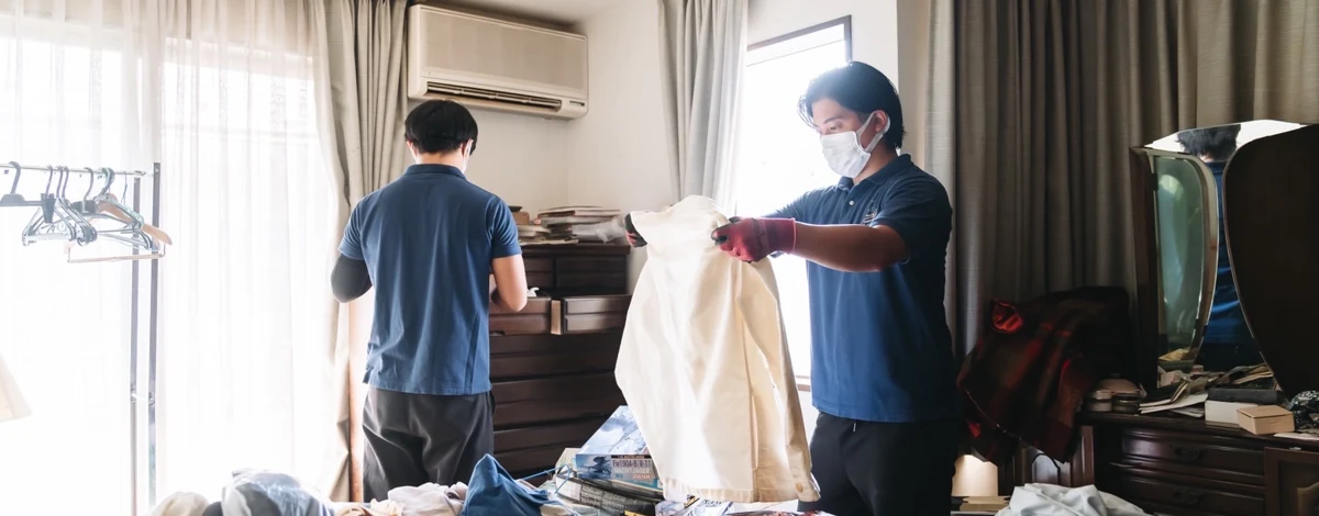 遺品整理を行うセレンシアのスタッフの作業(室内の仕分け・搬出)